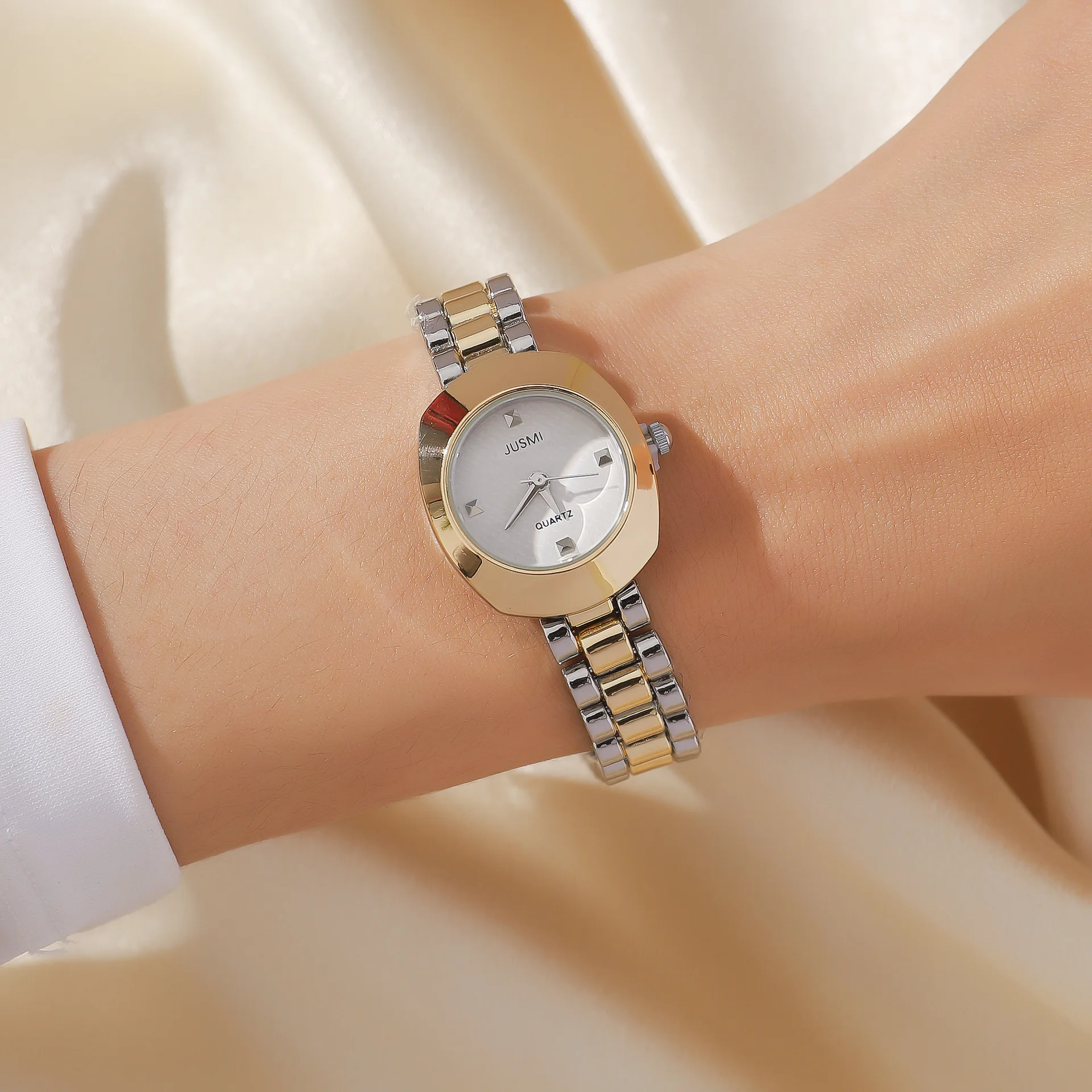 Fashionable Square Watch for Women, Quartz Watch, Antique Gold Steel Strip Quartz Watch