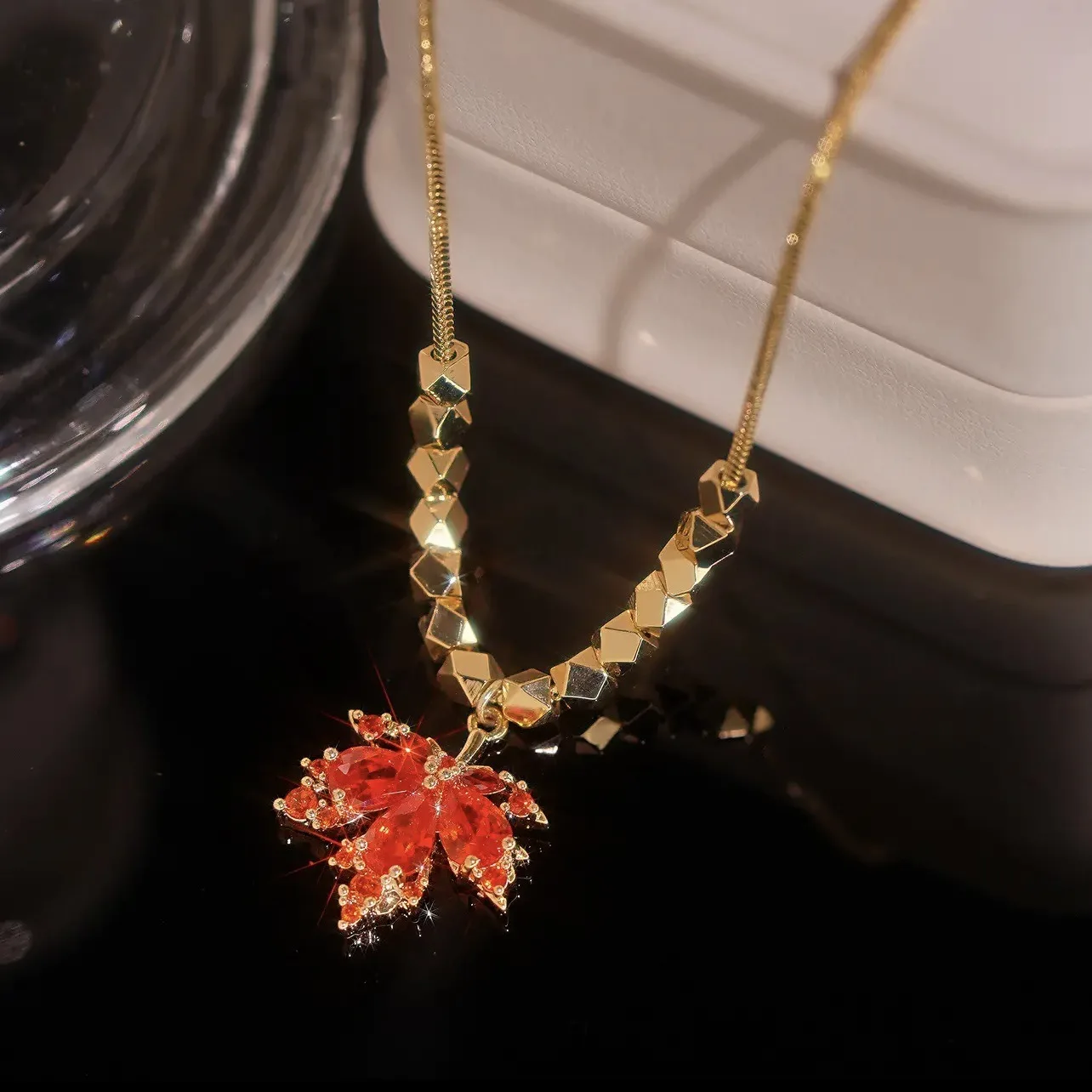 New Sight Crystal Red Maple Leaf Charm Pendant&necklaces for Women Fashion Brand Jewelry Delicate Zirconia Chain Necklaces