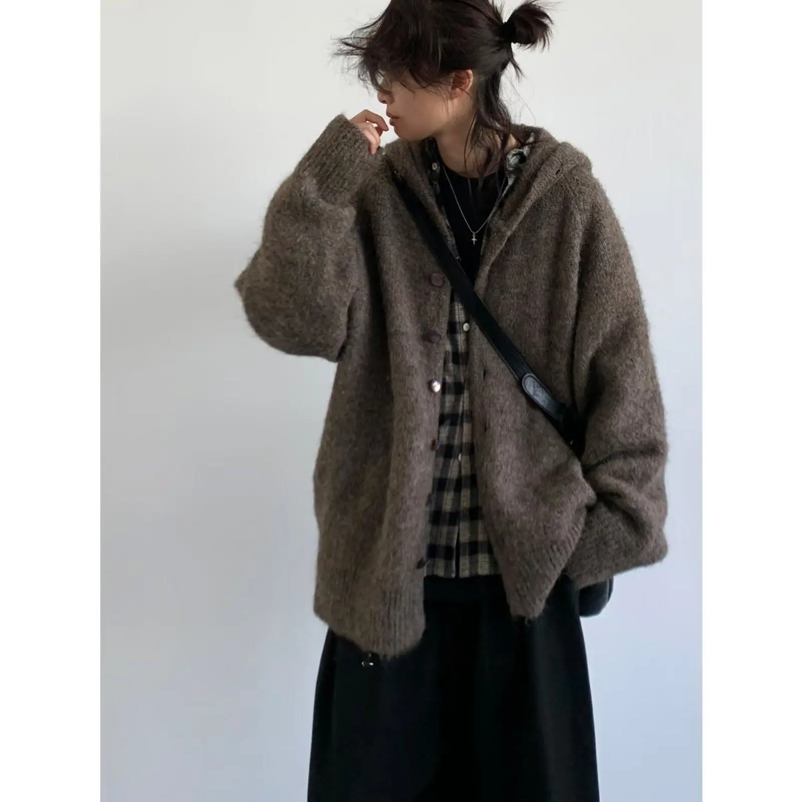 

Женские удлиненные кардиганы бордового цвета, осенние, молодежные, со спущенным плечом, универсальные, на пуговицах, однотонные, с полувысоким воротником, эластичные, вязаные, асимметричные