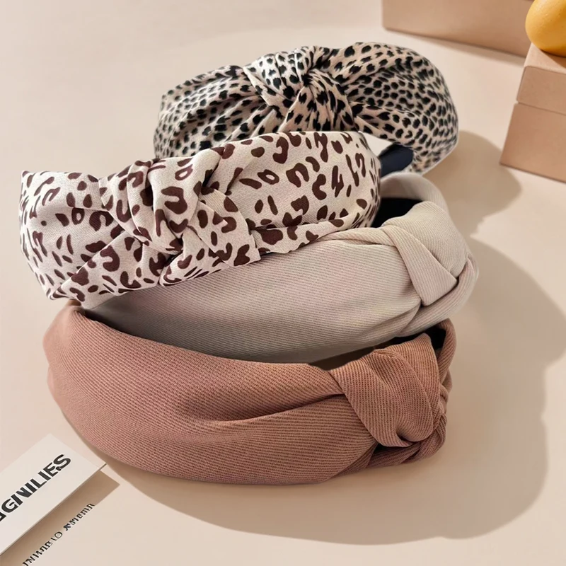 4-teiliges Damenmode-Stirnband mit Leopardenmuster, schlichtes und elegantes Retro-Stirnband aus einfarbigem, geknotetem Stoff mit breiter Krempe