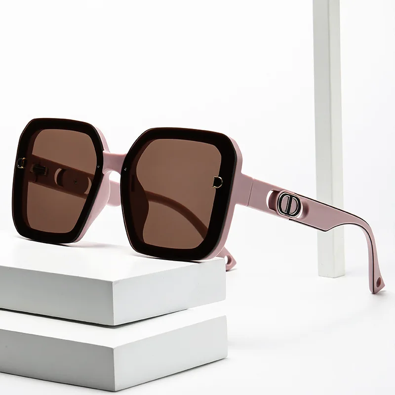 نظارات شمسية فاخرة بإطار مربع 2025: نظارات UV400 كبيرة الحجم مع قلب من التيتانيوم للنساء العصريات في الشارع.