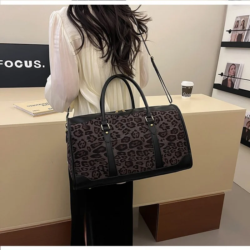 

Modish Women's Handbag Made Of Nubuck Leather Boasting Casual Trendy Spacious Soft Daily Modern Look​