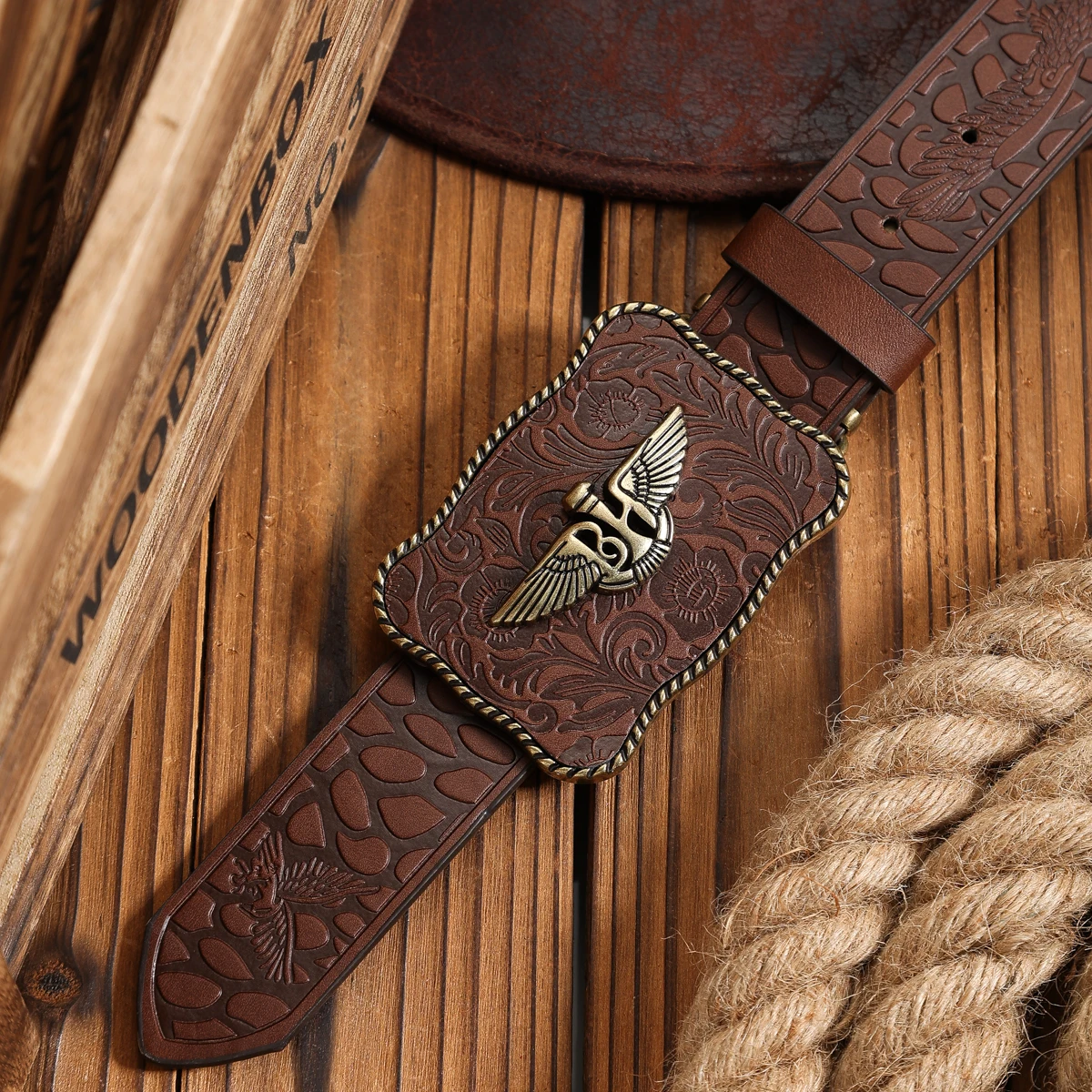 A PU belt suitable for both men and women, combining the style of western denim and retro, is perfect for daily casual outings