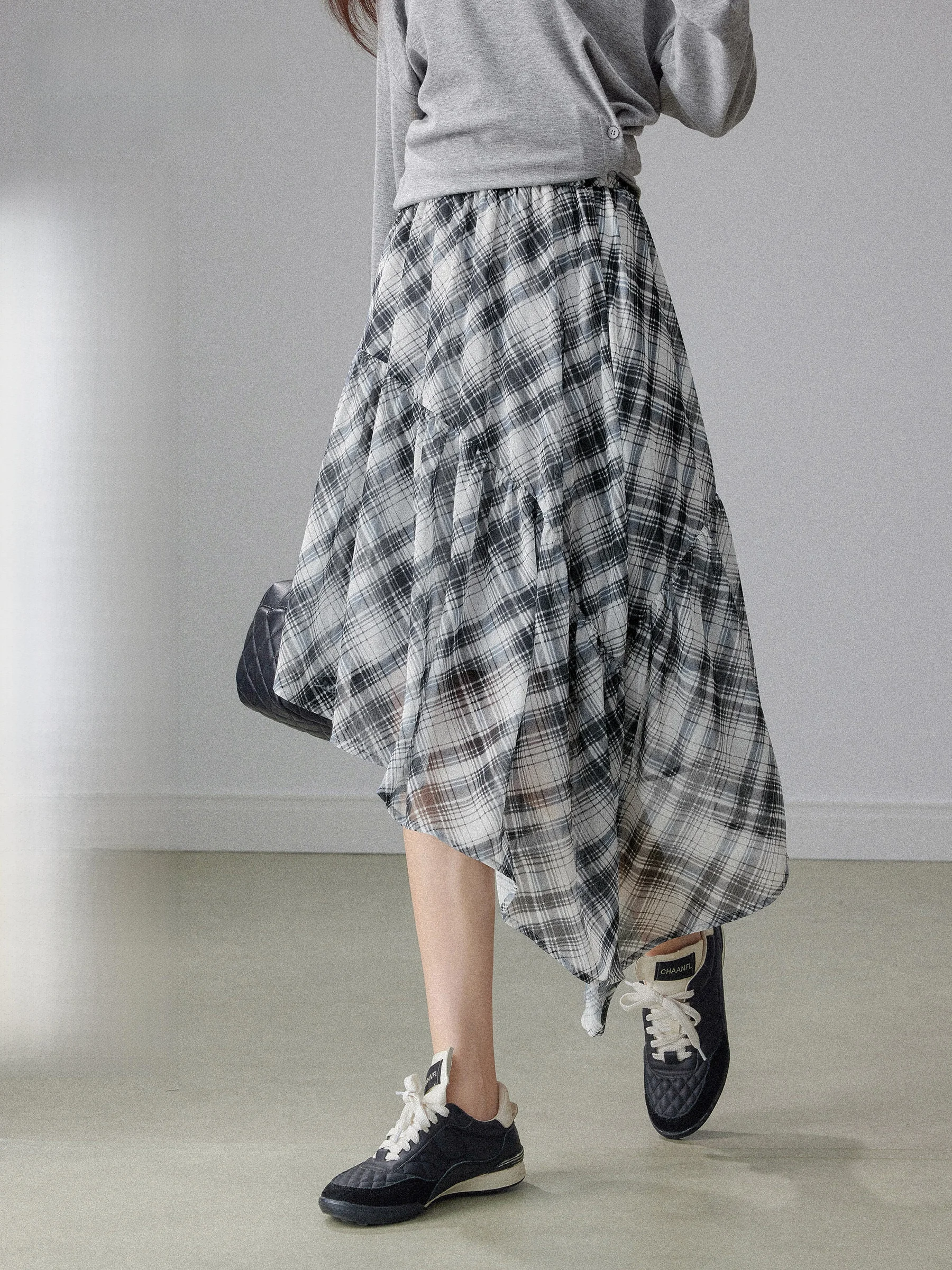 

Синяя асимметричная шифоновая юбка миди в клетку А-силуэта с эластичной талией, весна 2026, новая коллекция, женская свободная модная юбка