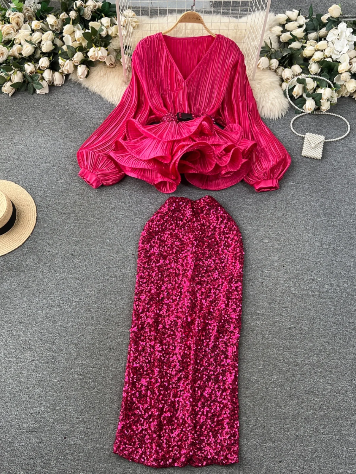 Conjunto E e Moderno F com Saia de Cintura Alta e Top com Lantejoulas Brilhantes, Pregas e Detalhes em Renda pa...