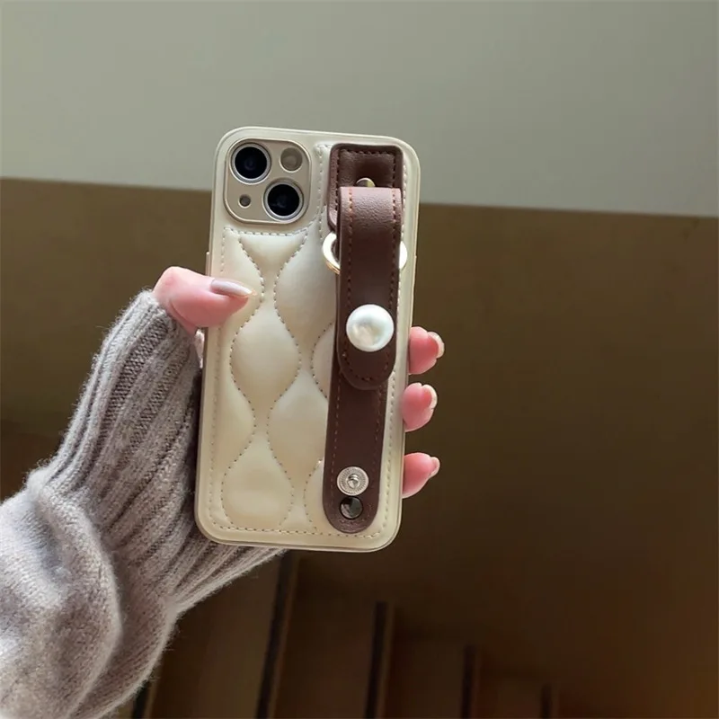 New Advanced Brown Pearl Wristband For iphone14 Pro Max 12 Pro Case 11 Down Jacket For iPhone 13 Pro Max Women's Case Soft Shell