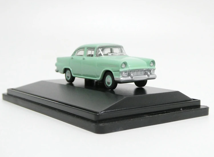 1/87 HO Scale Alloy Car Model 1960 FB Sedan Vintage Car Model Train Scene Miniature Collection Sand Table Landscape  Adult Gift