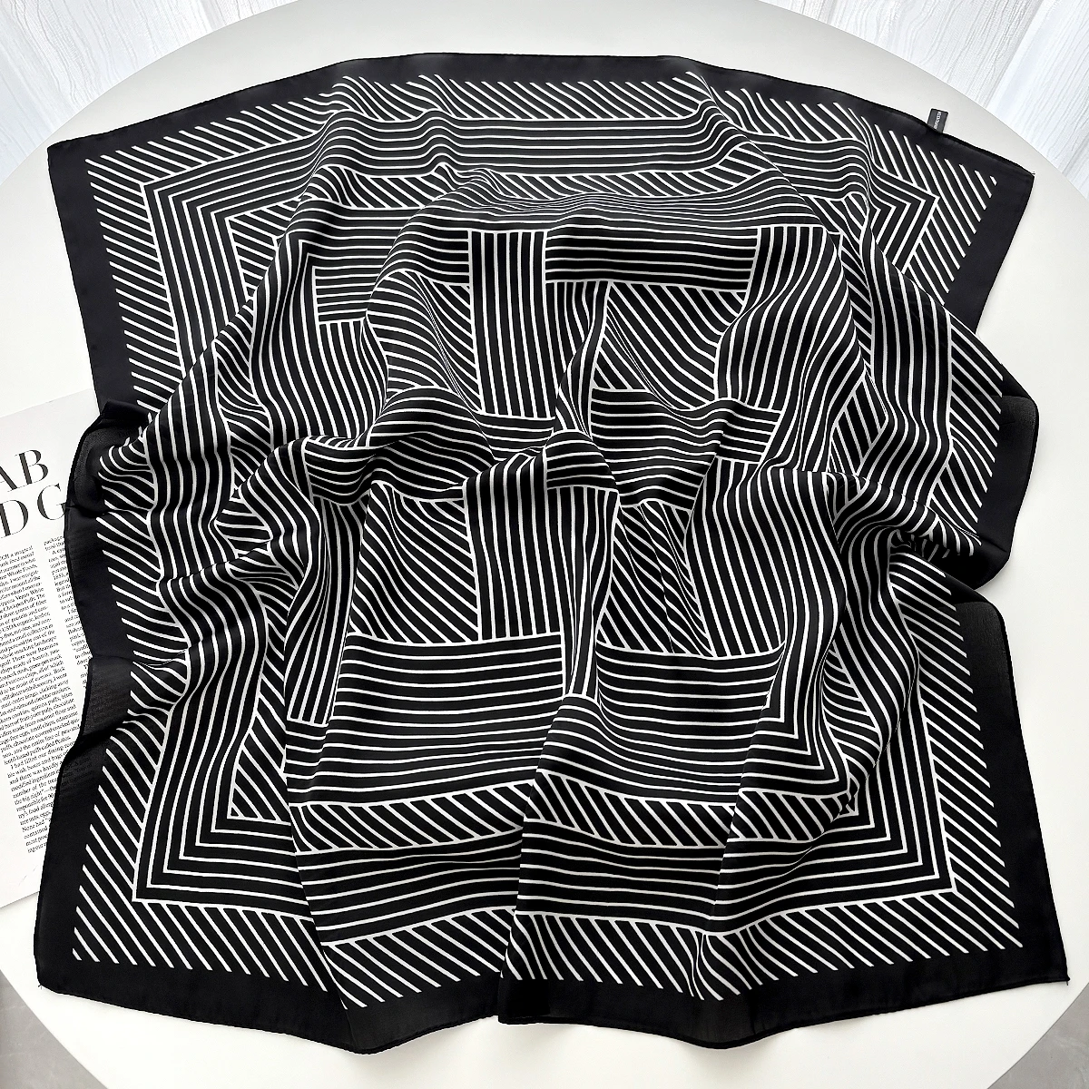 フラワープリントスクエアスカーフエレガントな薄型通気性装飾ネックスカーフ防風スカーフ女性のための