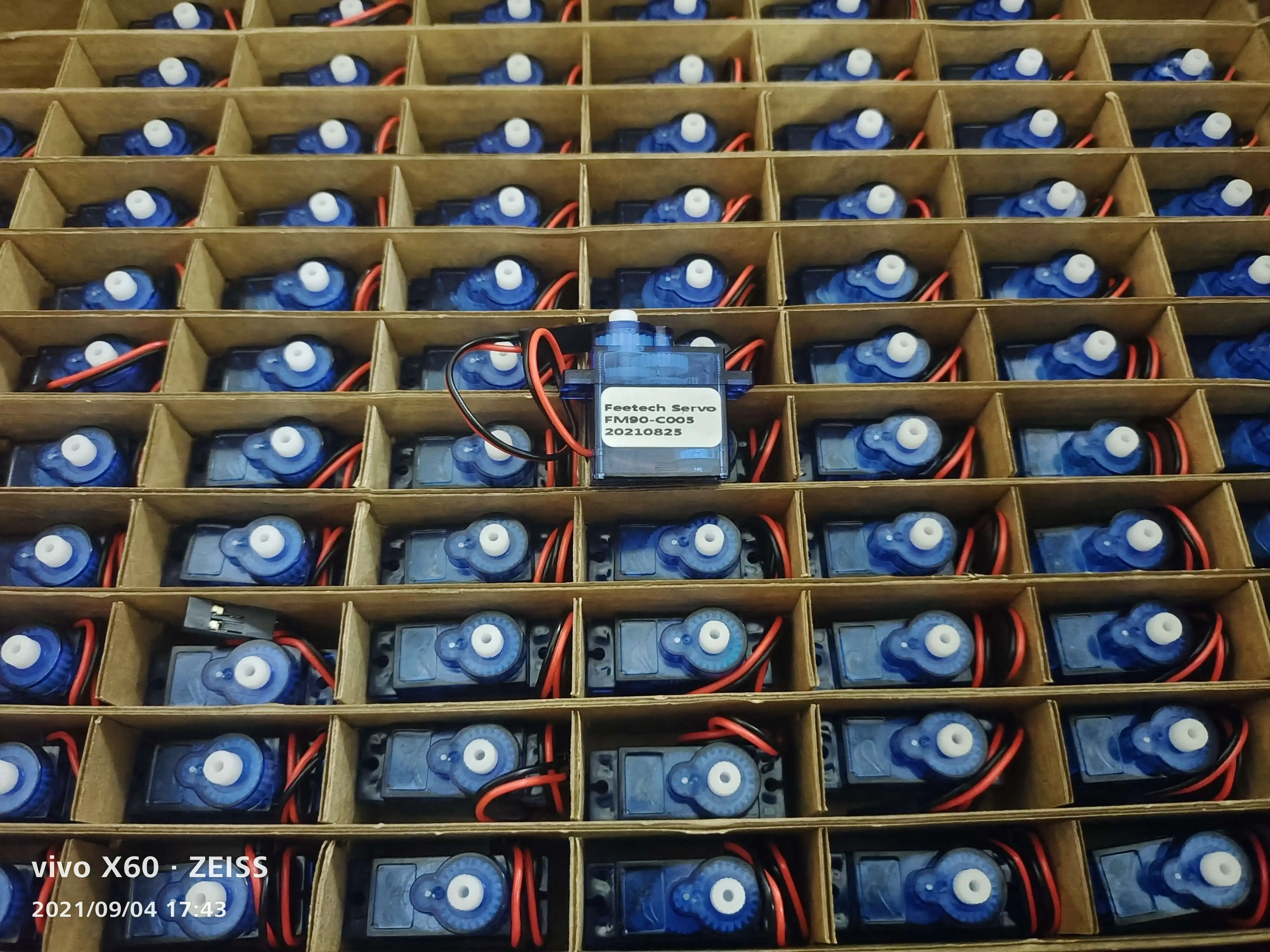 20PCS Mini Robot a 4 Gambe Design FM90 DC MOTORE Gear Box con telecomando Mini aereo in plastica Tipo Radiocomando Servo