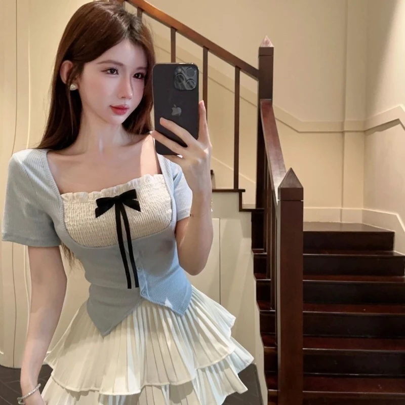 

Женский комплект в стиле французского шика: футболка с коротким рукавом и бантом, плиссированная мини-юбка с высокой талией.