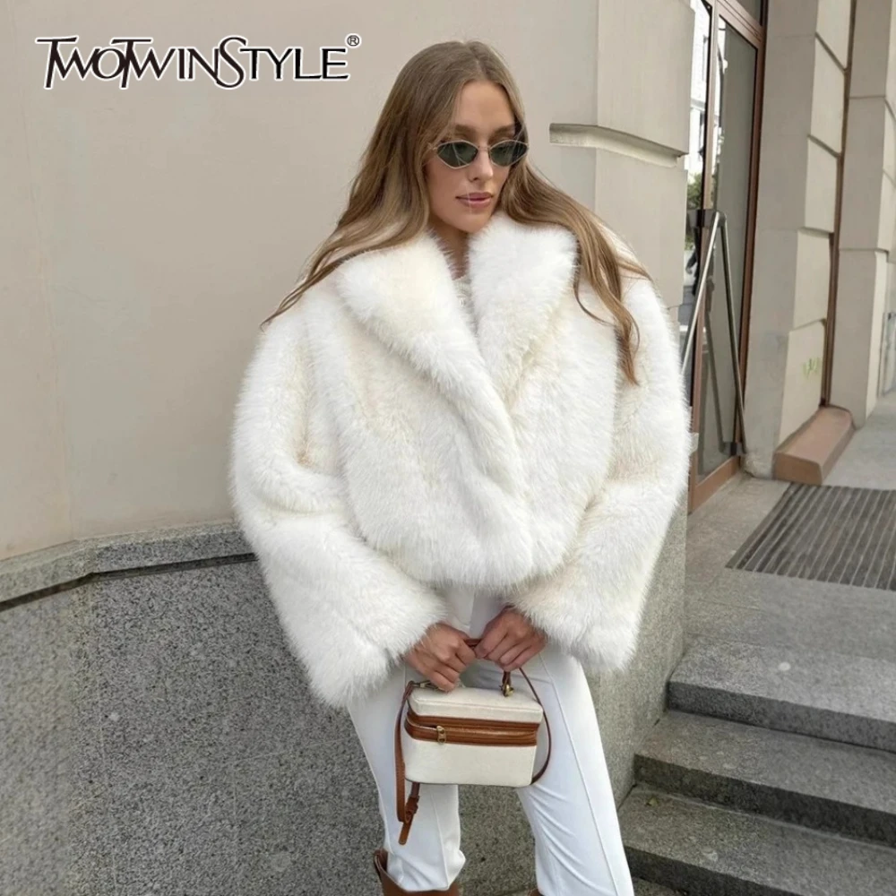 

TWOTWINSTYLE Роскошное вечернее пальто для женщин с лацканами и длинными рукавами в стиле пэчворк из искусственного меха, шикарные короткие пальто, женский осенний модный стиль