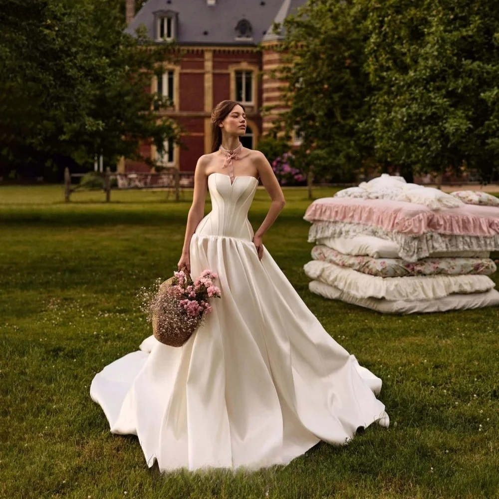 Charming Strapless Satin Wedding Dresses Sleeveless Ruched For Women Ruffle Sweep Train Bridal Gowns Vestidos De Novia