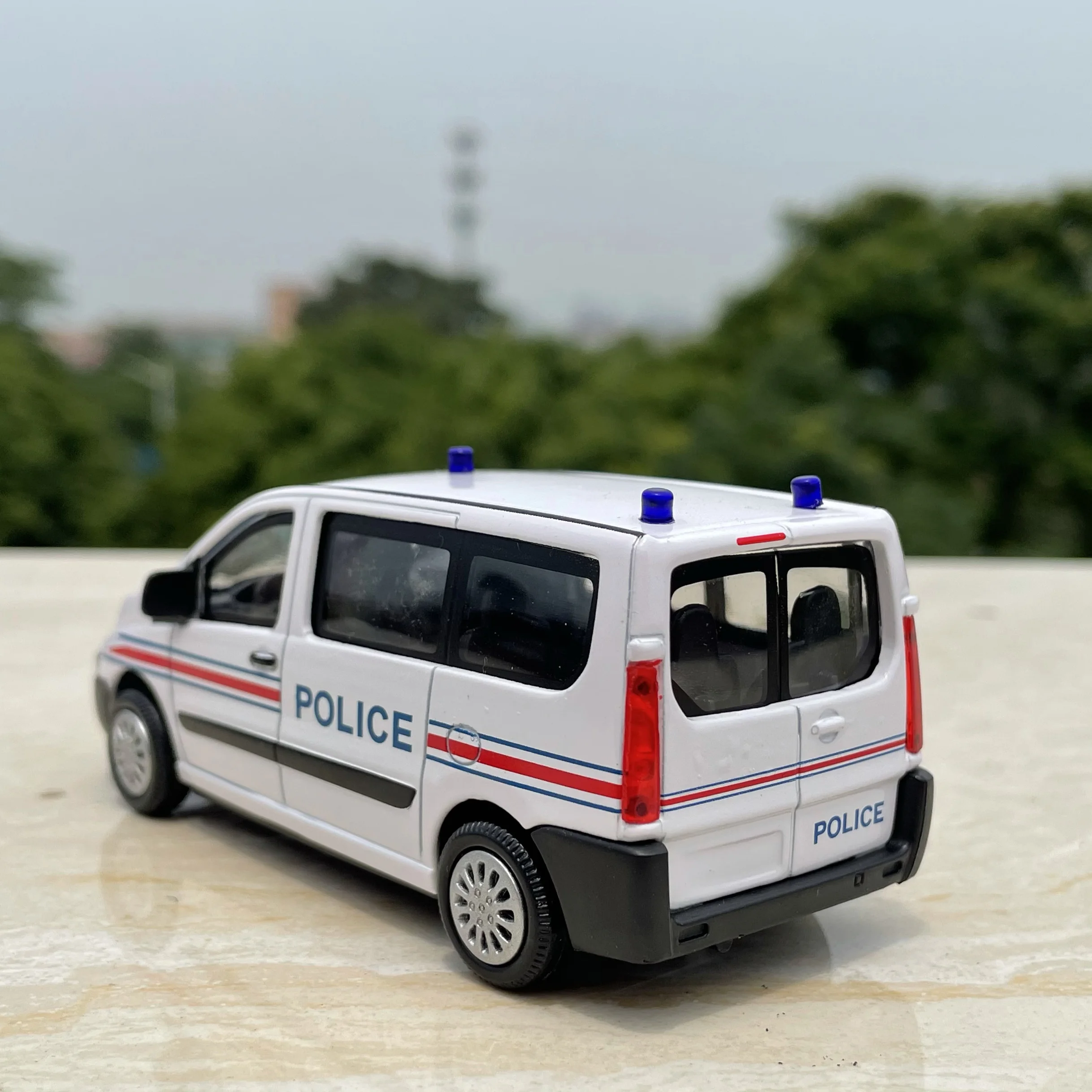 1:43 Scale Diecast Alloy Peugeot Van Rescue Vehicle Toys Cars Model Classics Nostalgia Adult Collection Souvenir Gifts Display