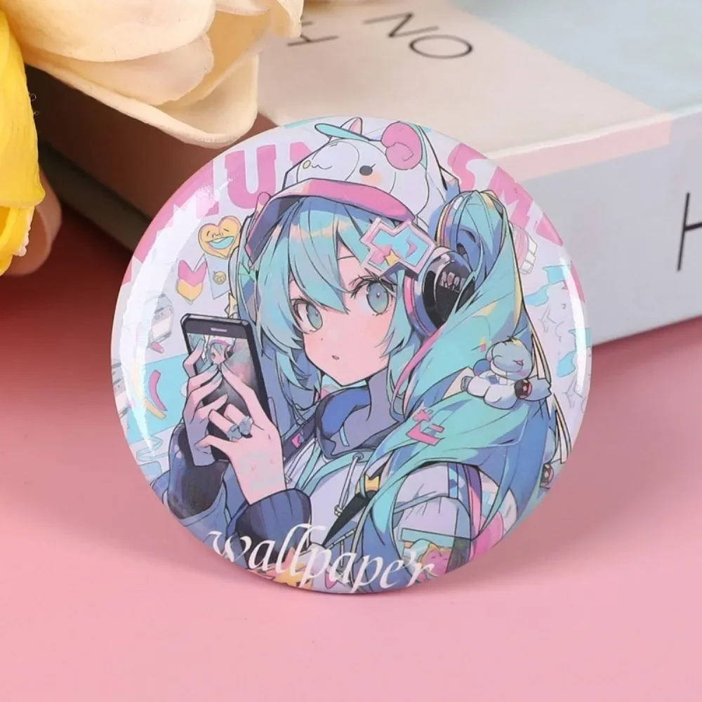 58 มม.การ์ตูน Hatsune Miku ป้ายโลหะ Kawaii Imp สะท้อนแสงเข็มกลัดสาวน่ารักเสื้อผ้ากระเป๋าเป้สะพายหลังอุปกรณ์เสริมอะนิเมะ Expo ปัจจุบัน