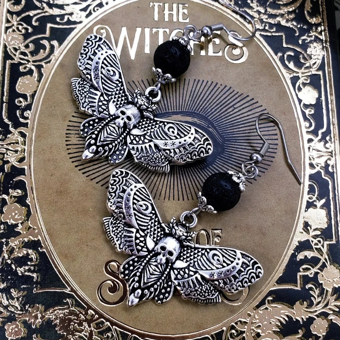 الموت رئيس العثة القوطي أقراط كول الحشرات أقراط ل Samhain ، زاحف الجدة هالوين أقراط ، مجوهرات القوطي ل هدية عيد