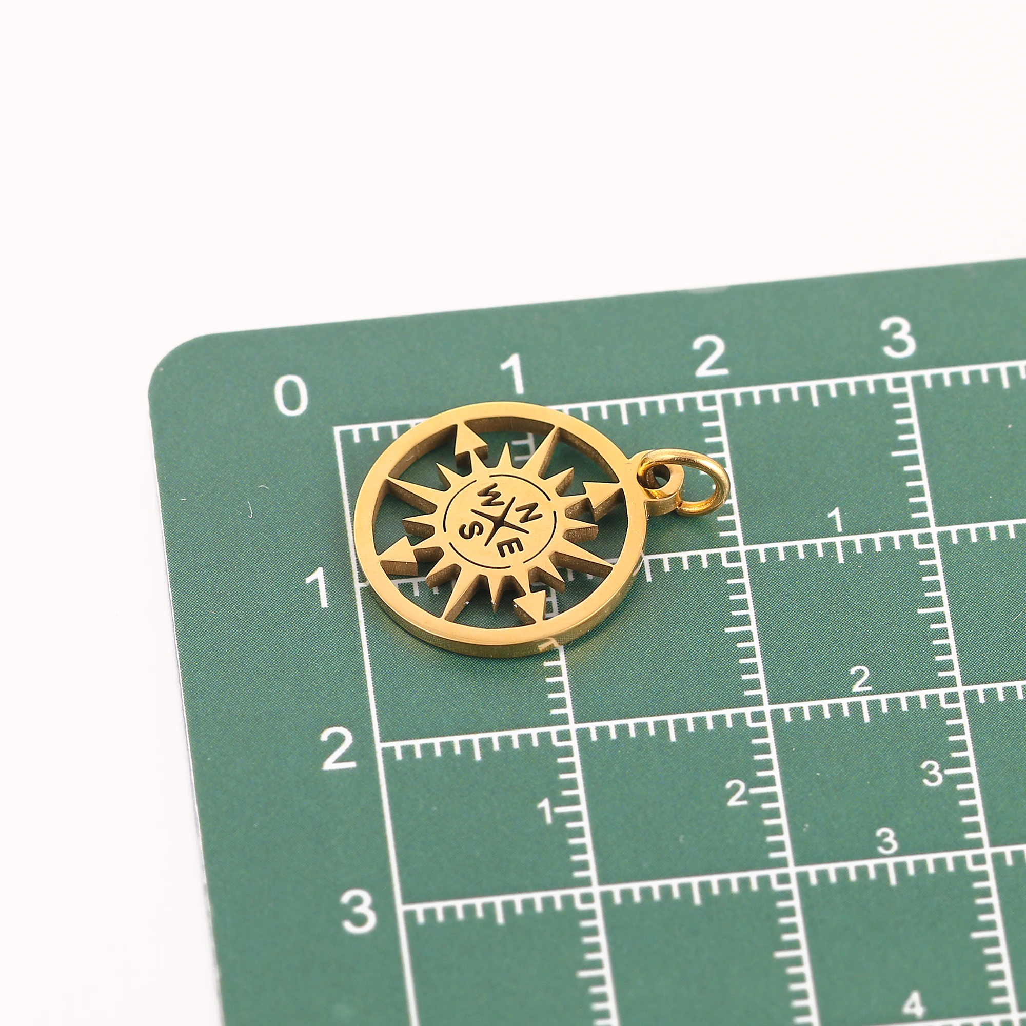 5Pcs Round North Star Compass Adventures Charm collana pendente ciondola con anelli di salto Charms in acciaio inossidabile per la creazione di gioielli