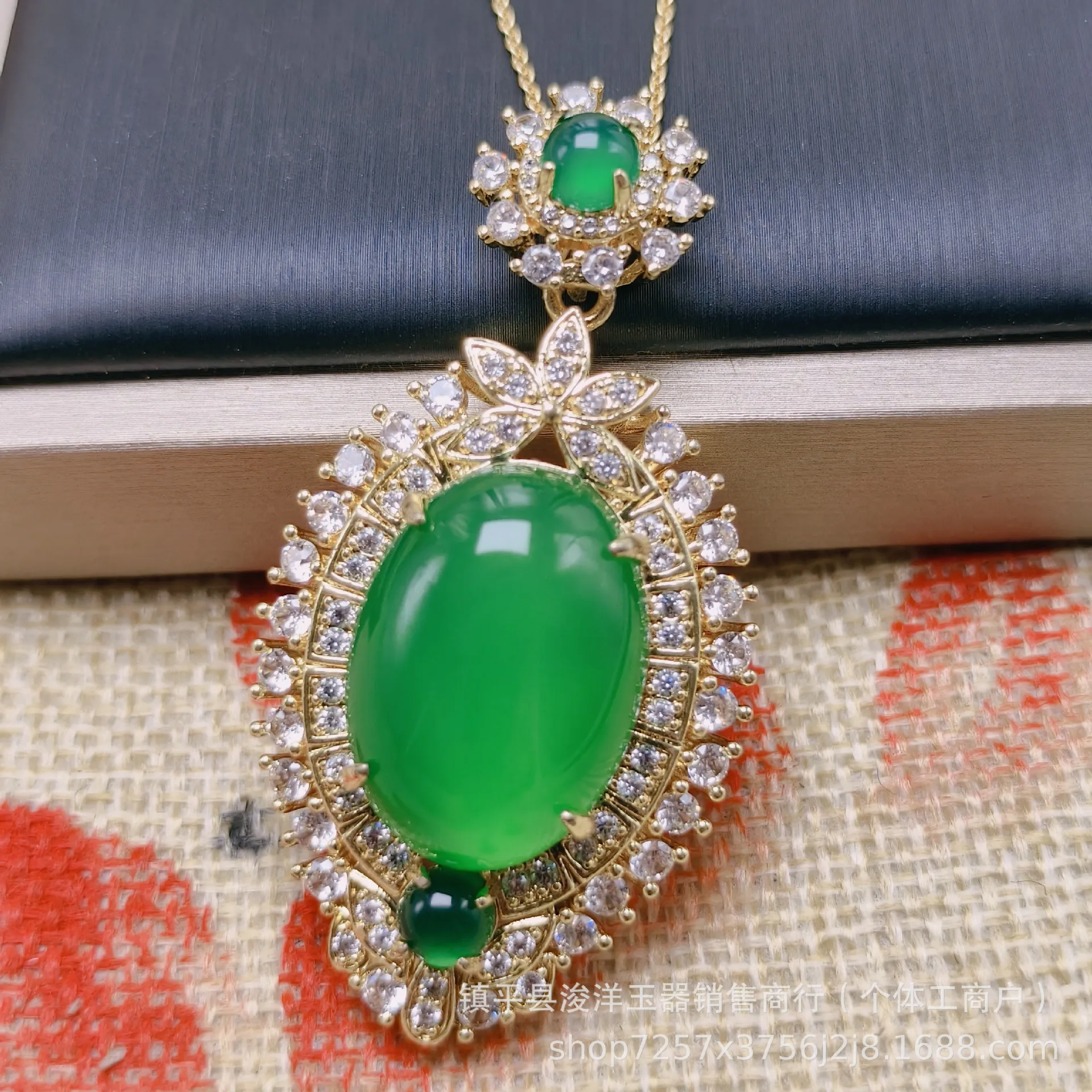 

Высокие ледяные виды полностью зеленый изумрудно-зеленый халцедон посеребренный роскошный кулон ледяной прозрачный императорский зеленый агат халцедон