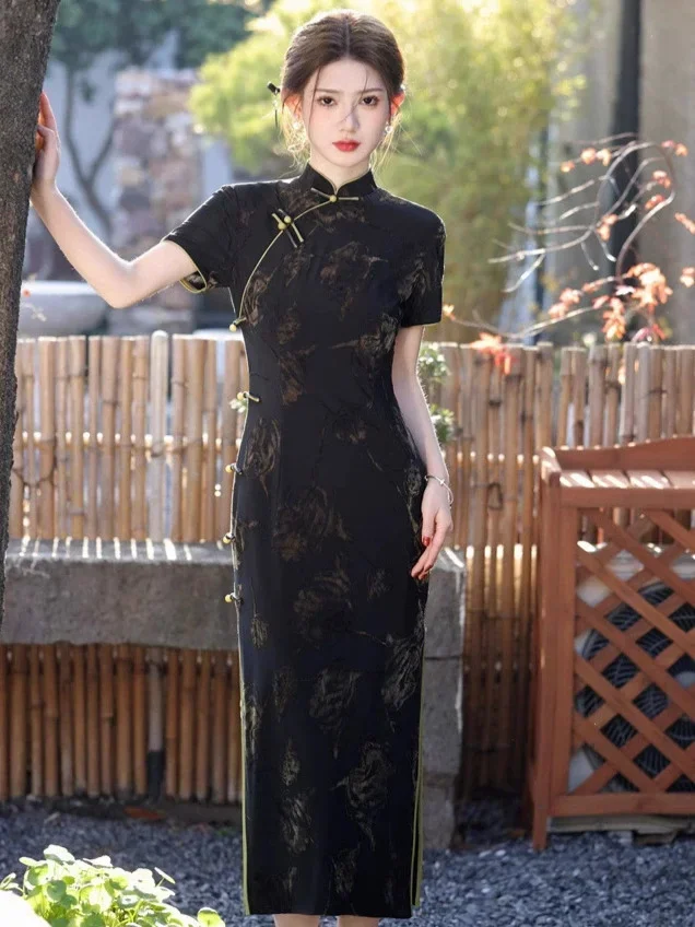 Qipao Wanita Hitam Slim dengan Kancing Samping Delapan Lapisan Panjang Tie Dyeing Plush Baru Musim Semi/Musim Panas 2025