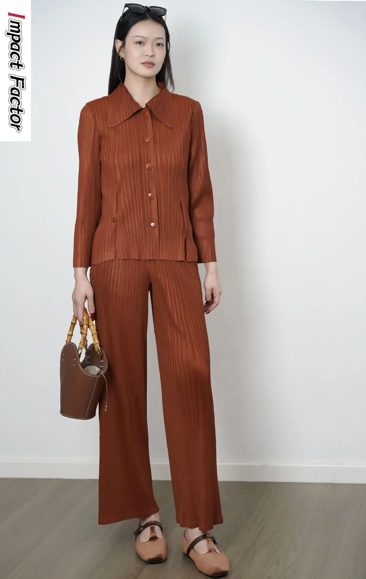 

Комплект женской одежды 2026 Miyake Folds: однотонный топ с лацканами и свободные прямые брюки для ранней весны