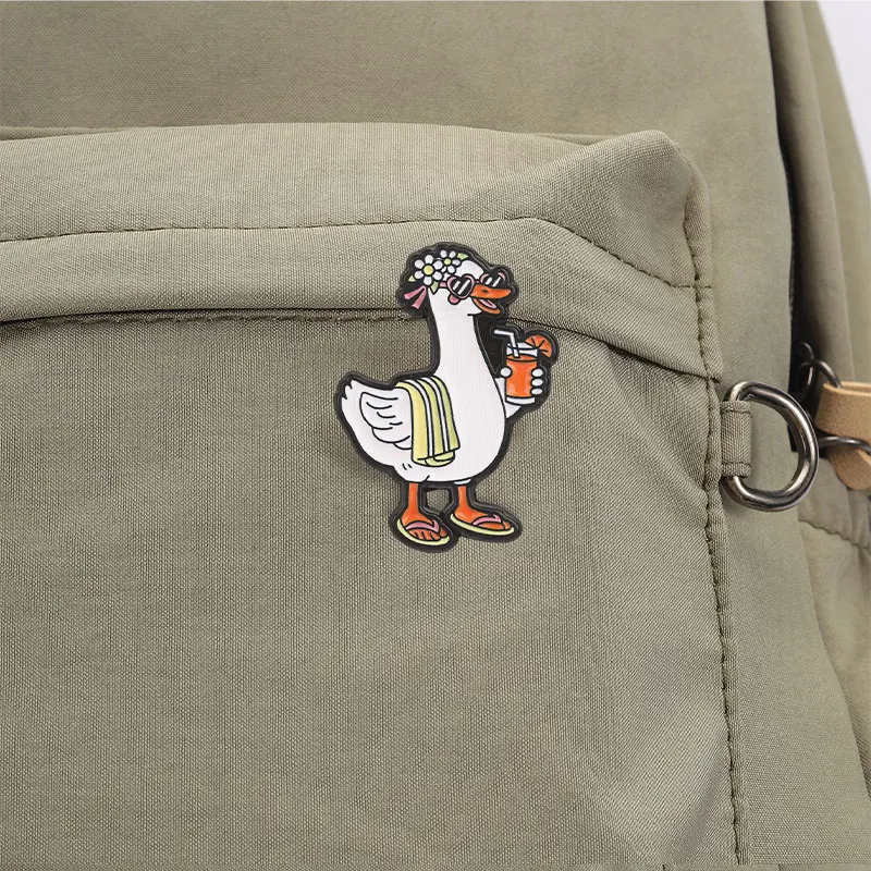 Lustiger Emaille-Pin „Gänse im Urlaubsmodus – Aus dem Büro“ – Firmenhumor-Brosche, Anstecknadel, Schmuckgeschenk für Freunde – Detail 3