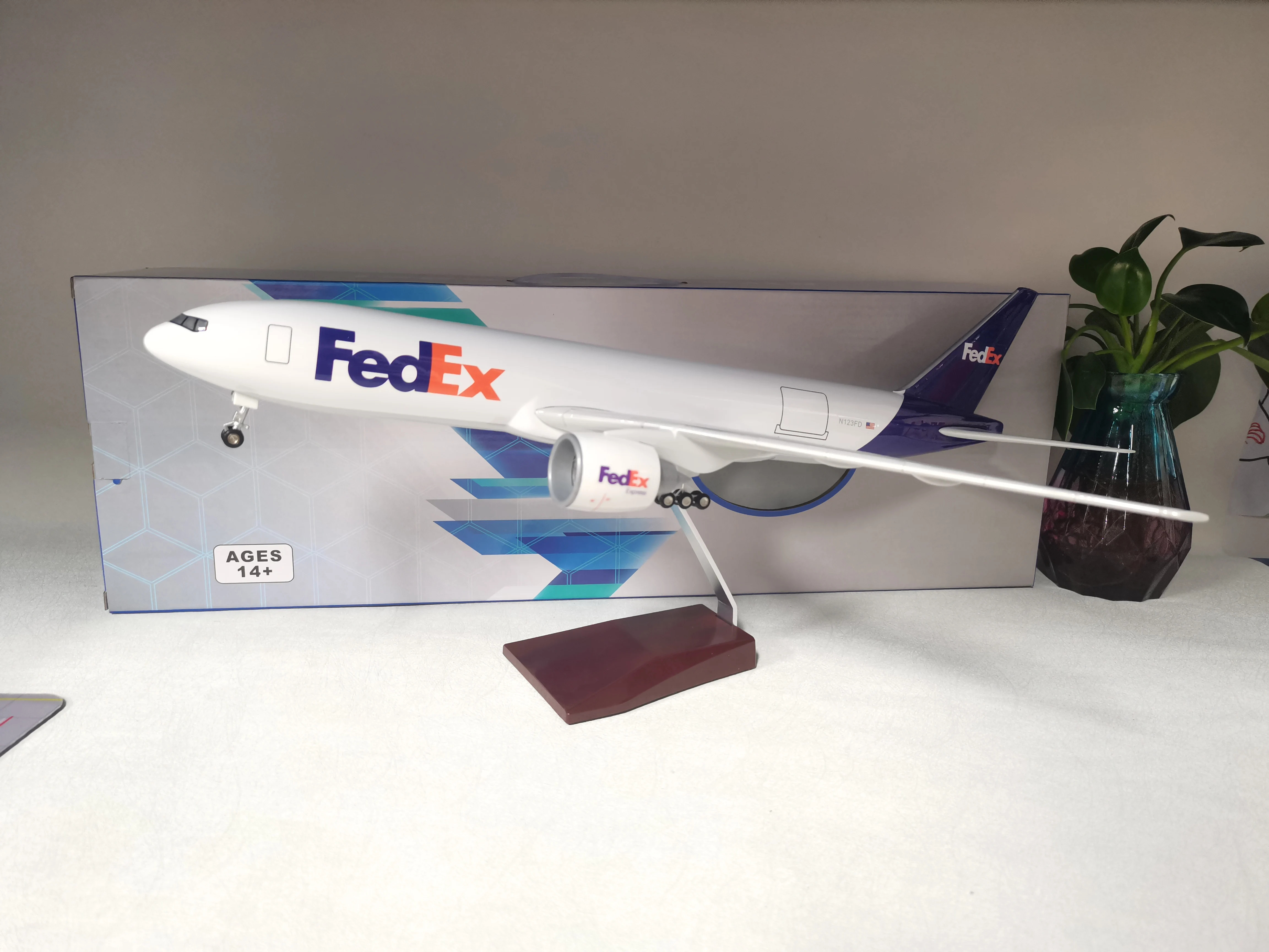 

47CM 1/157 Scale B777 Aircraft FedEx Cargo Airlines 777 Plane Model Resin Souvenir Plane W Wheel Landing Gear for Collected