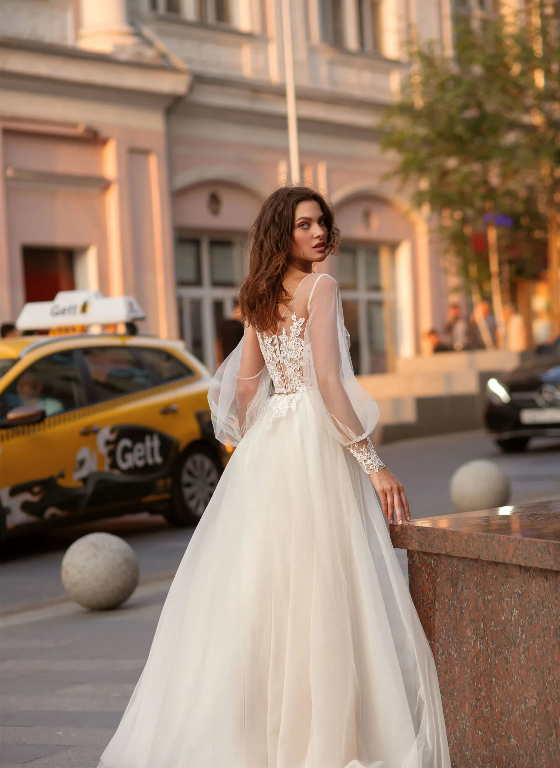 Senhora romântica elegante um vestido de casamento, decalque puro sexy, manga comprida, camisola de tule, trem, vestido nupcial da praia, fotografia de rua