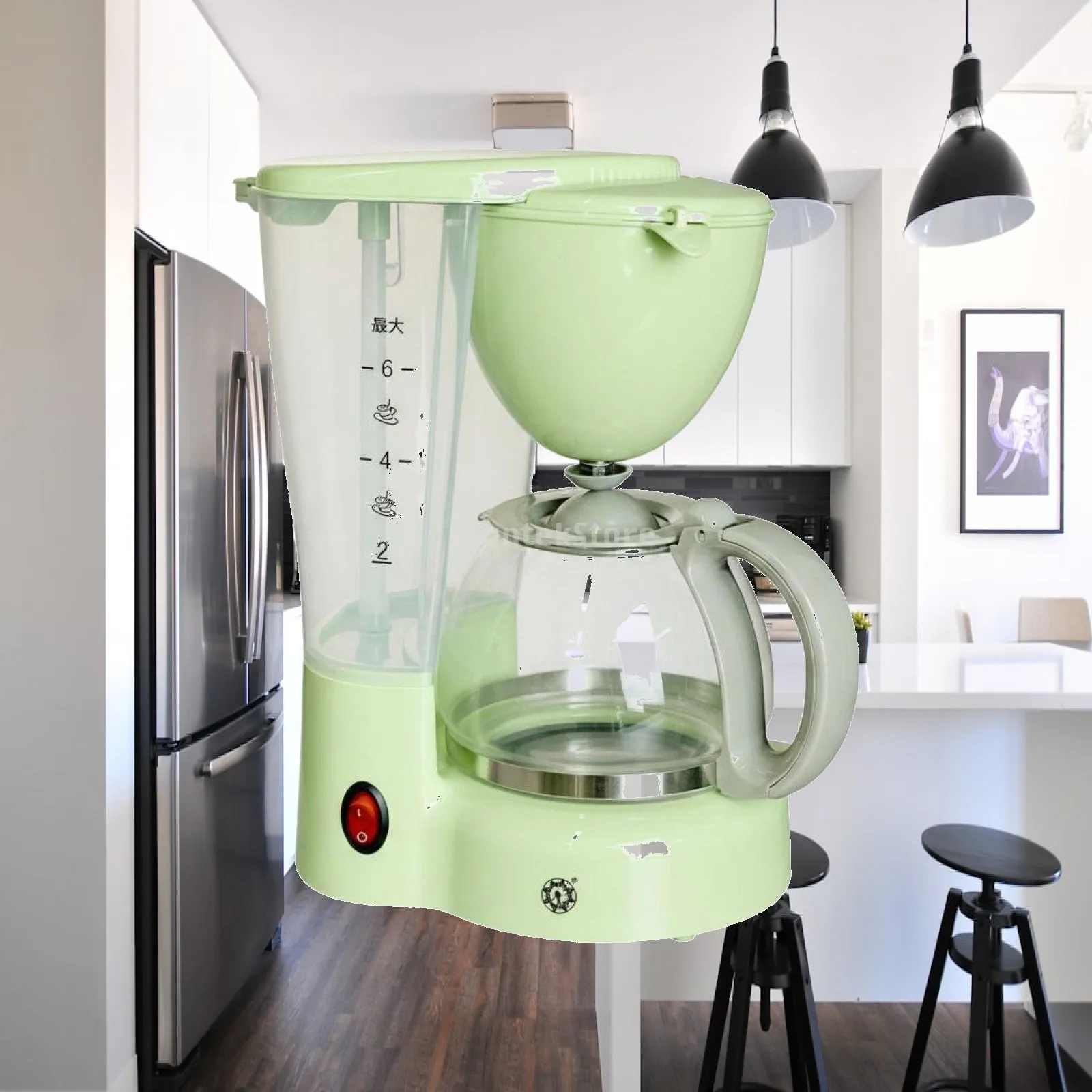 コンパクトなドリップ式コーヒーメーカー。ガラス製のサーバー付きで、小さなキッチンのカウンターに設置しても場所を取りません。