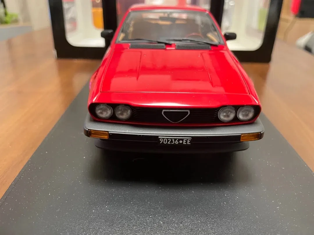 Autoart 1:18 Alfetta GTV 2.0 1980 Simulation Limited Edition Alloy Metal Static Car Model Toy Gift