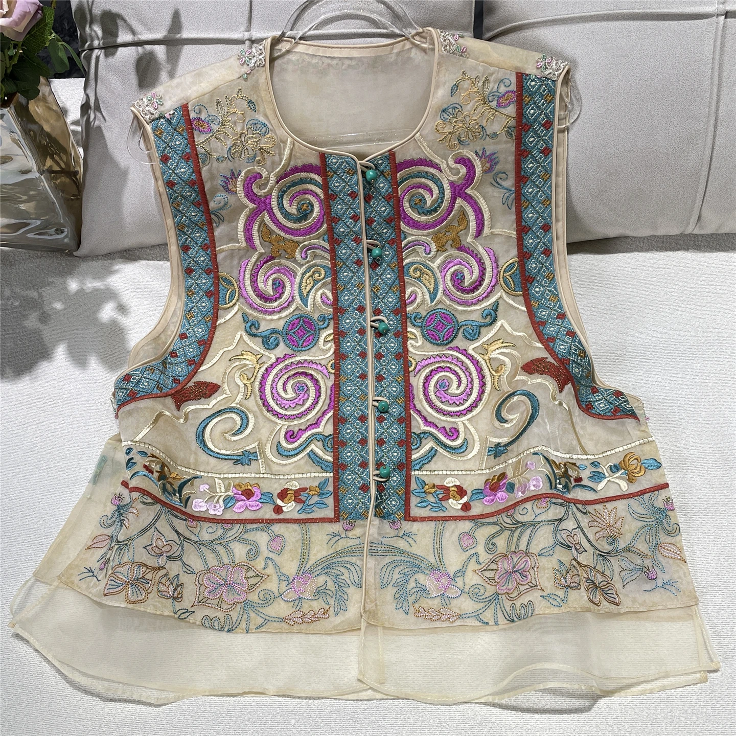 

Новая китайская шелковая вышитая жилетка для женщин: модный свободный крой, круглый вырез, без рукавов, традиционный топ в стиле Тан