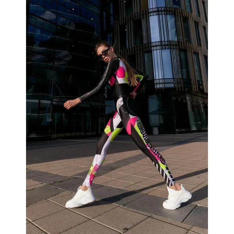 จั๊มสูทผู้หญิงสไตล์นักแข่ง รุ่นปี 2025 สำหรับฤดูใบไม้ร่วงและฤดูหนาว ทรงเข้ารูป สีสันสดใส ช่วยยกกระชับสะโพก มีซิปที่คอ เหมาะสำหรับใส่ออกกำลังกาย ชุดกีฬา รุ่น 90320