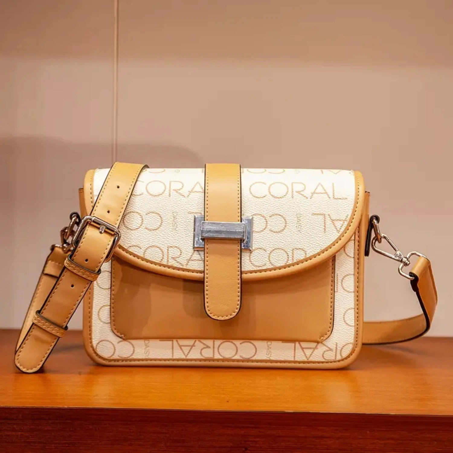 

Квадратная сумка с буквенными деталями, женская элегантная сумка через плечо с клапаном, модный кошелек с регулируемым ремешком