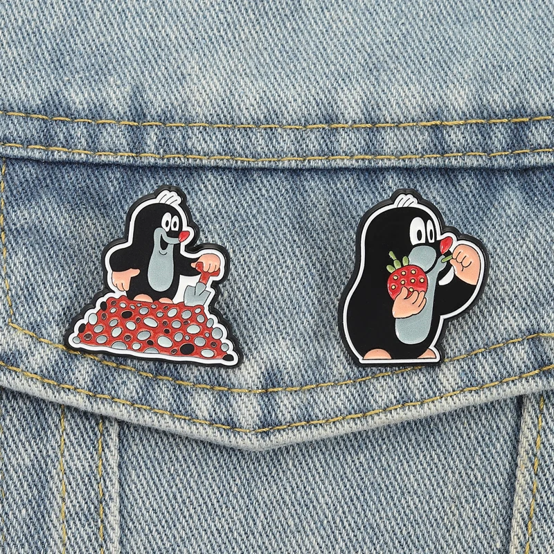 The Mole Storybook Emaille Pins Cartoon TV Serie Brosche Revers Abzeichen Niedliche Tier Erdbeere Schmuck Geschenk für Kinder Freunde