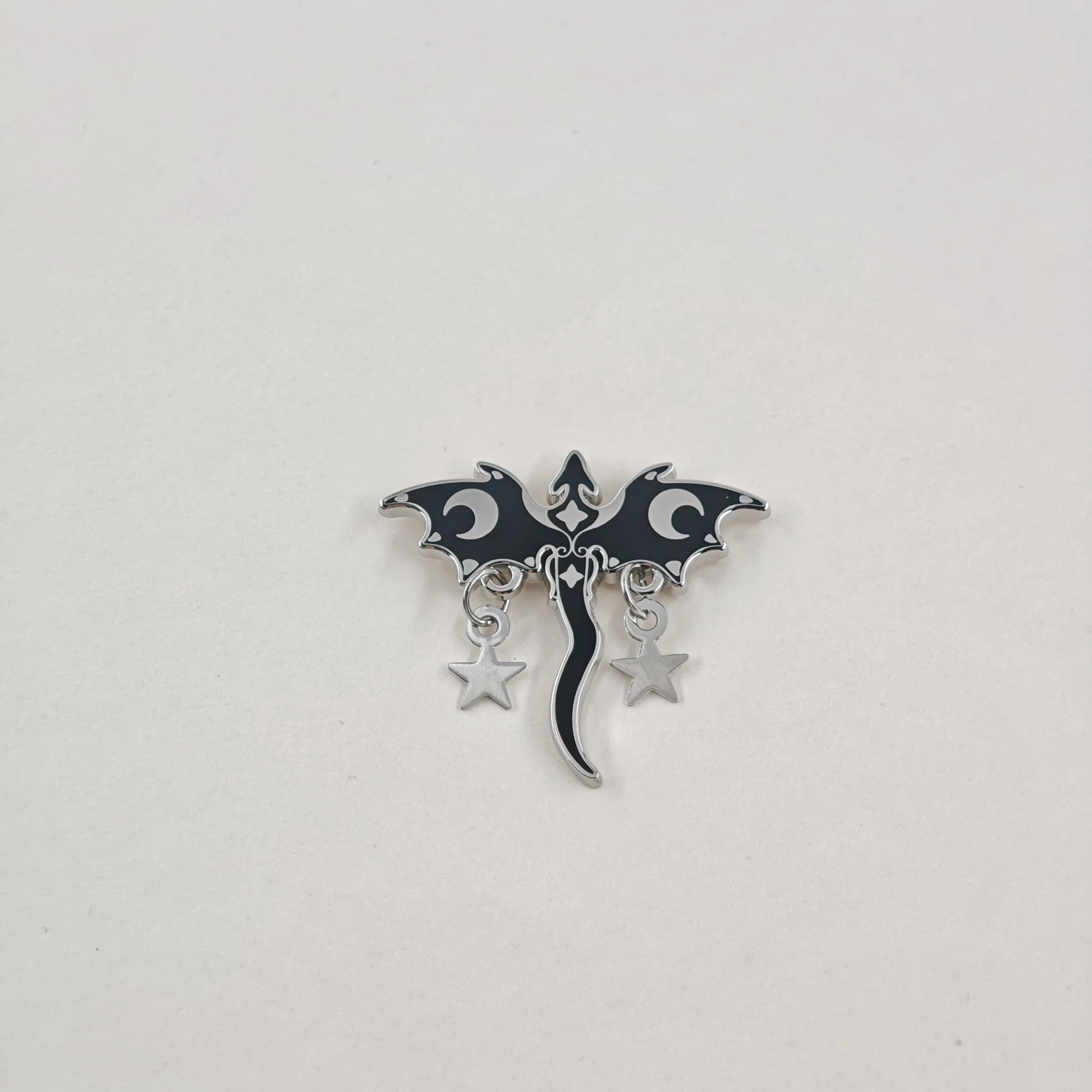 Gotische schwarze Drachen-Emaille-Pins, baumelnde Stern- und Halbmond-Broschen, Hexen-Mythische Hängeketten-Reversnadeln, coole Schmuckgeschenke – Detail 10