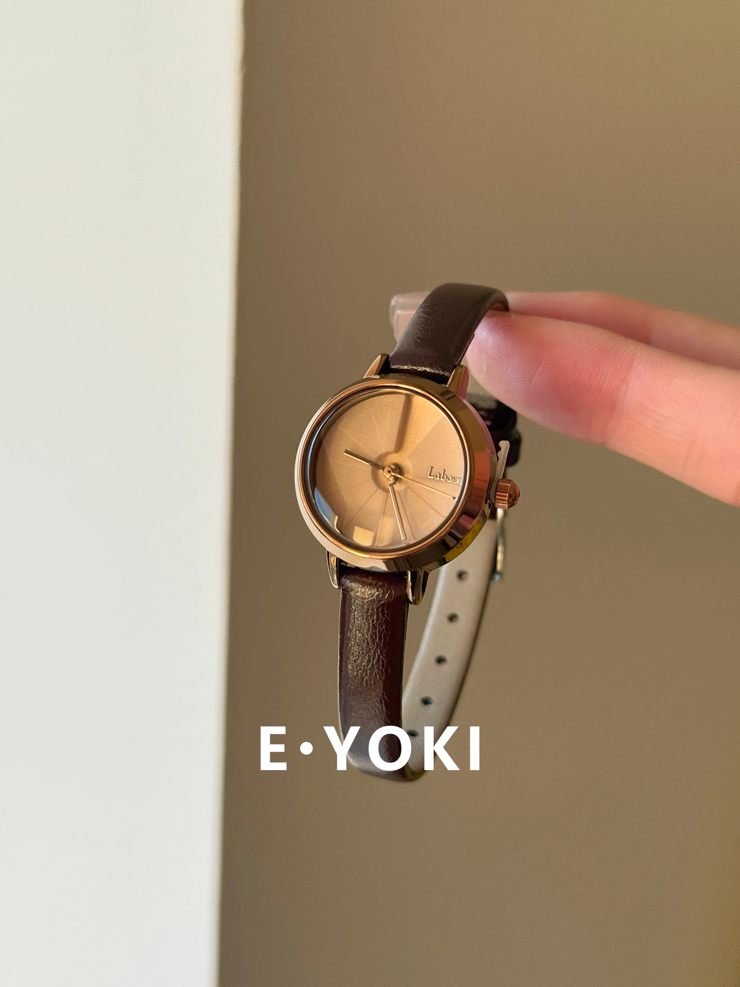 New And Unique Small Round Wristwatch Brown Gold Women'S Watch Understated Luxury Versatile, Retro-Style Quartz Watch For Women.