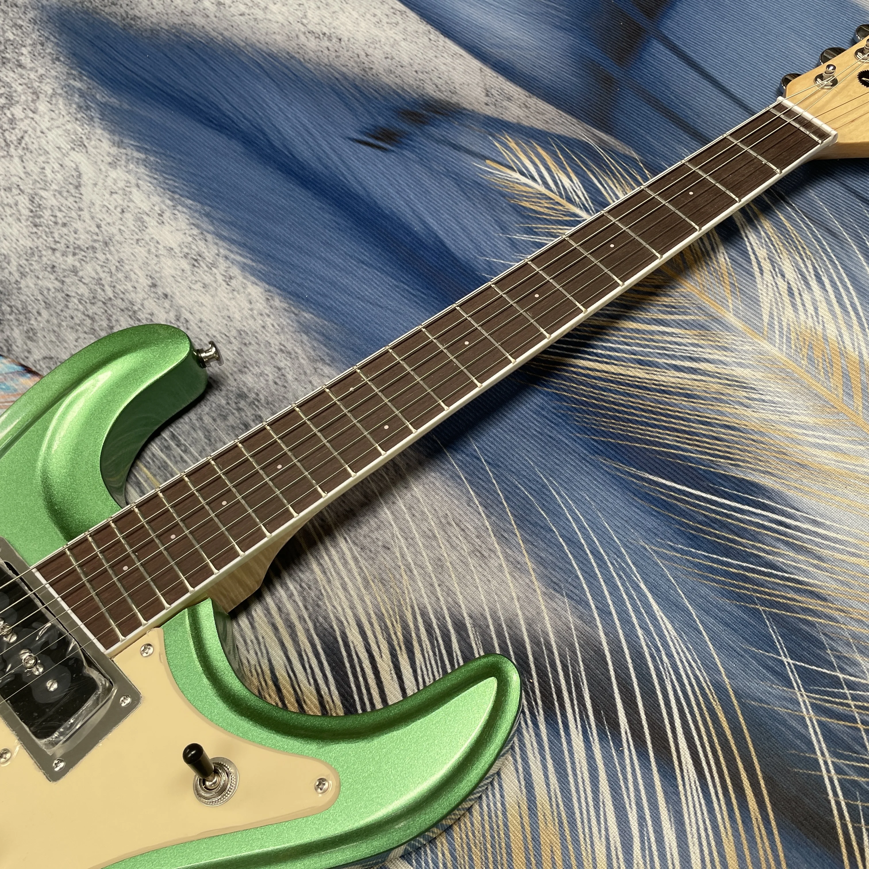 6-string green electric guitar,beige guard plate,whammy tremolo system,and rosewood fingerboard guitars—ideal beginners guitarra