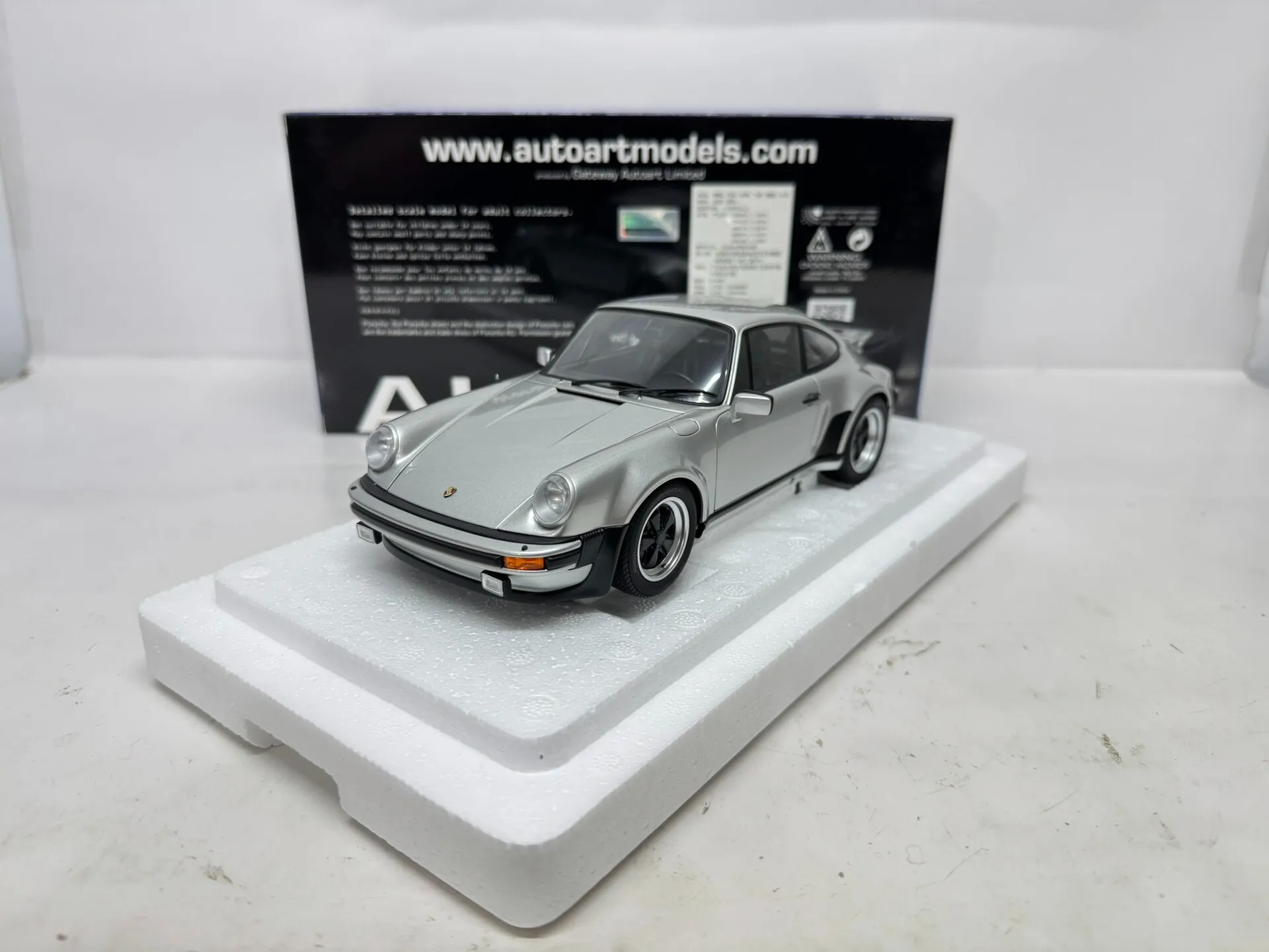 Autoart 1:18 930 Turbo 3.0 Silver Simulation Limited Edition All Open Alloy Metal Static Car Model Toy Gift