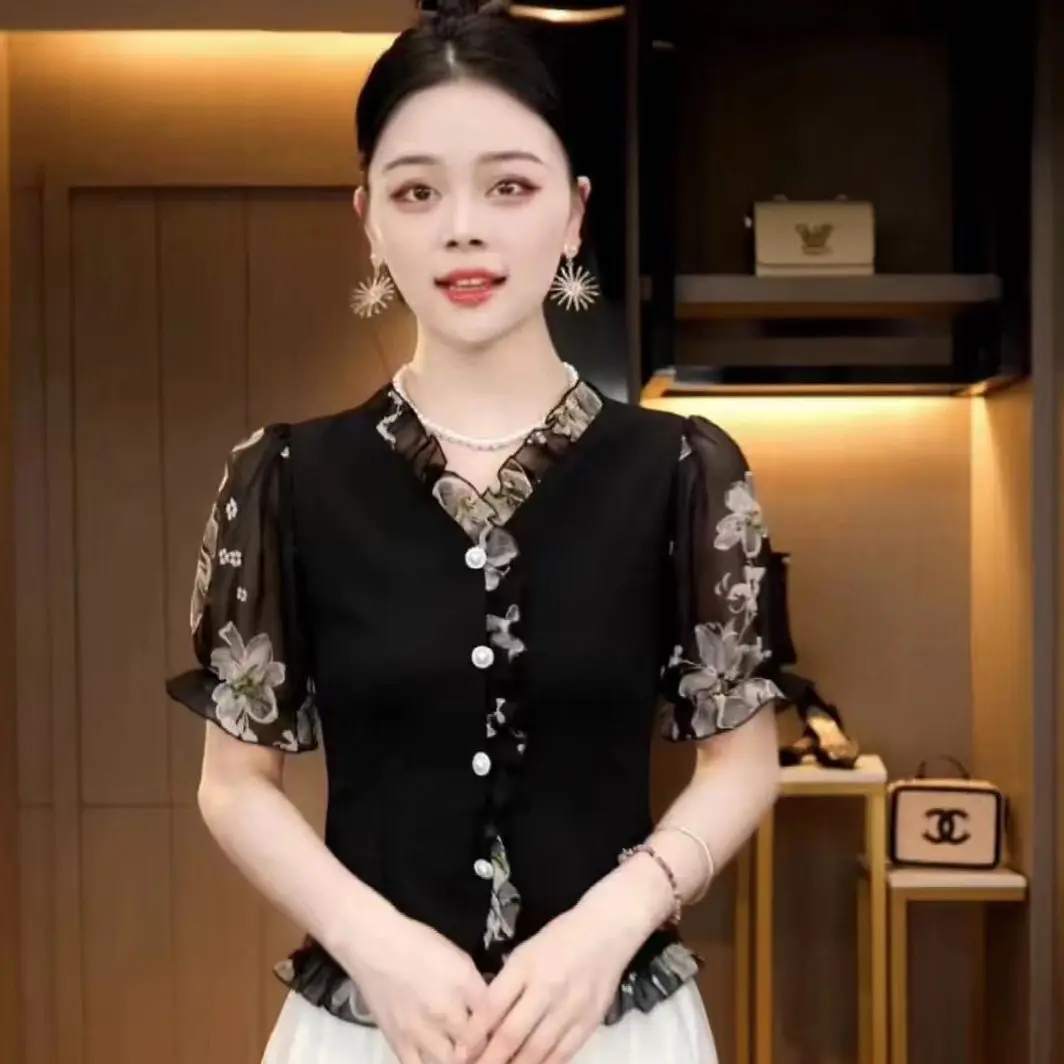 Estate Nuovo Temperamento Sottile Versatile Pullover 2025 Lace Splicing Colore a contrasto Spalla Frontale Top a maniche corte per le donne