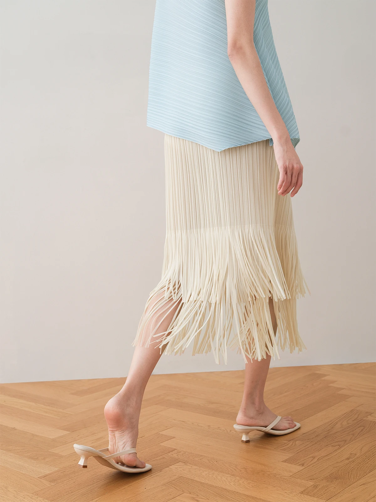 تنورة مستقيمة بتصميم رونرون مع شراشيب، خصر عالي، تنحيف الجسم، طول متوسط، نصف الجسم، صيف 2024، تنورة أنيقة بخصر مطاطي