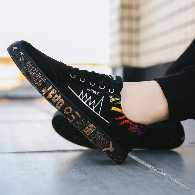 Graffiti Canvas Shoes Men Breathable Flat Casual Shoes 2021 Outdoor Comfortable Walking Sneakers New Student Shoe Zapatos Hombre