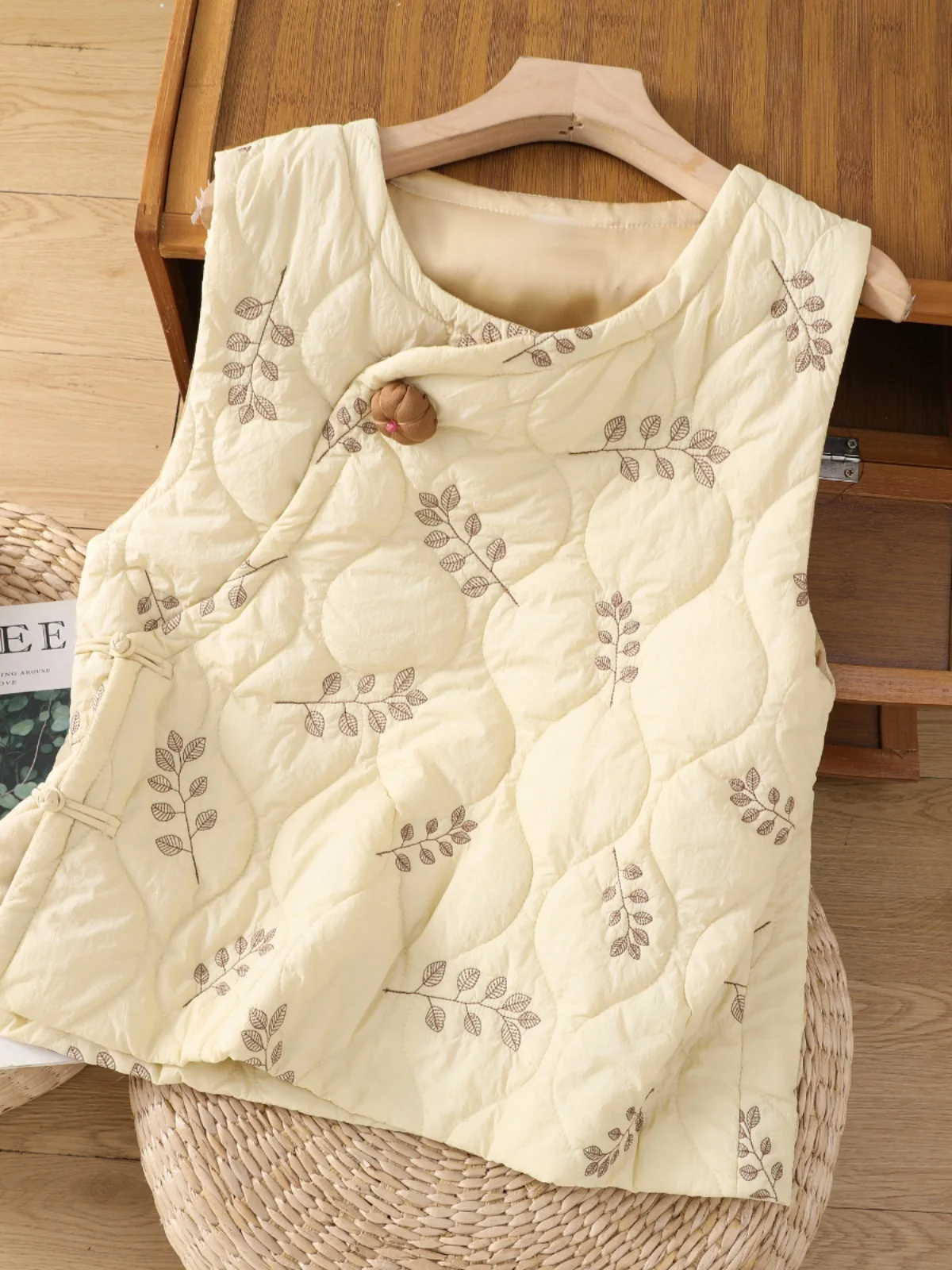 

Хлопковый жилет с вышитыми пуговицами в стиле ретро, женский осенне-зимний теплый топ с овальными плечами, круглый круглый жилет с цветочным принтом...