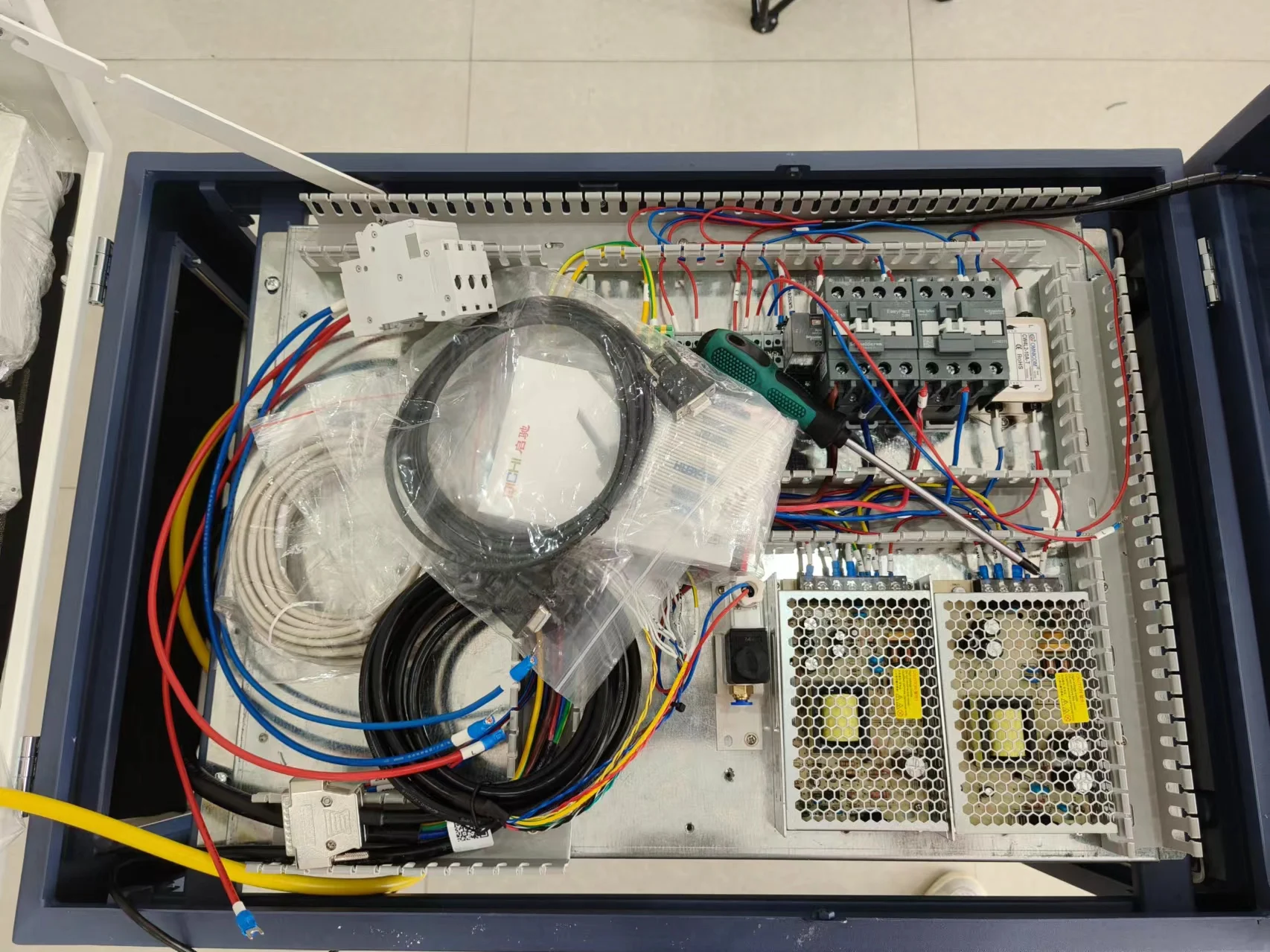 Mini saldatrice laser portatile 1500W2000W3000W con alimentatore per filo