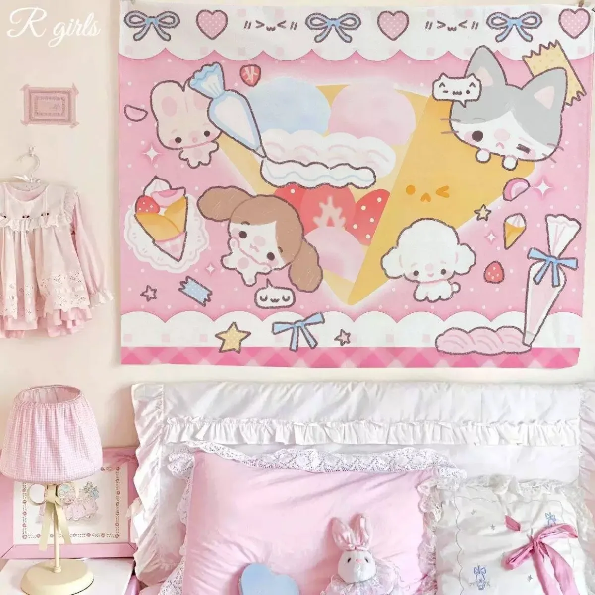 Kawaii Vintage japanischer Wandteppich, niedlicher Wandbehang mit Katzen- und Hundedessert-Motiv, rosa pastellfarbener Hintergrundstoff für Schlafzimmerdekoration