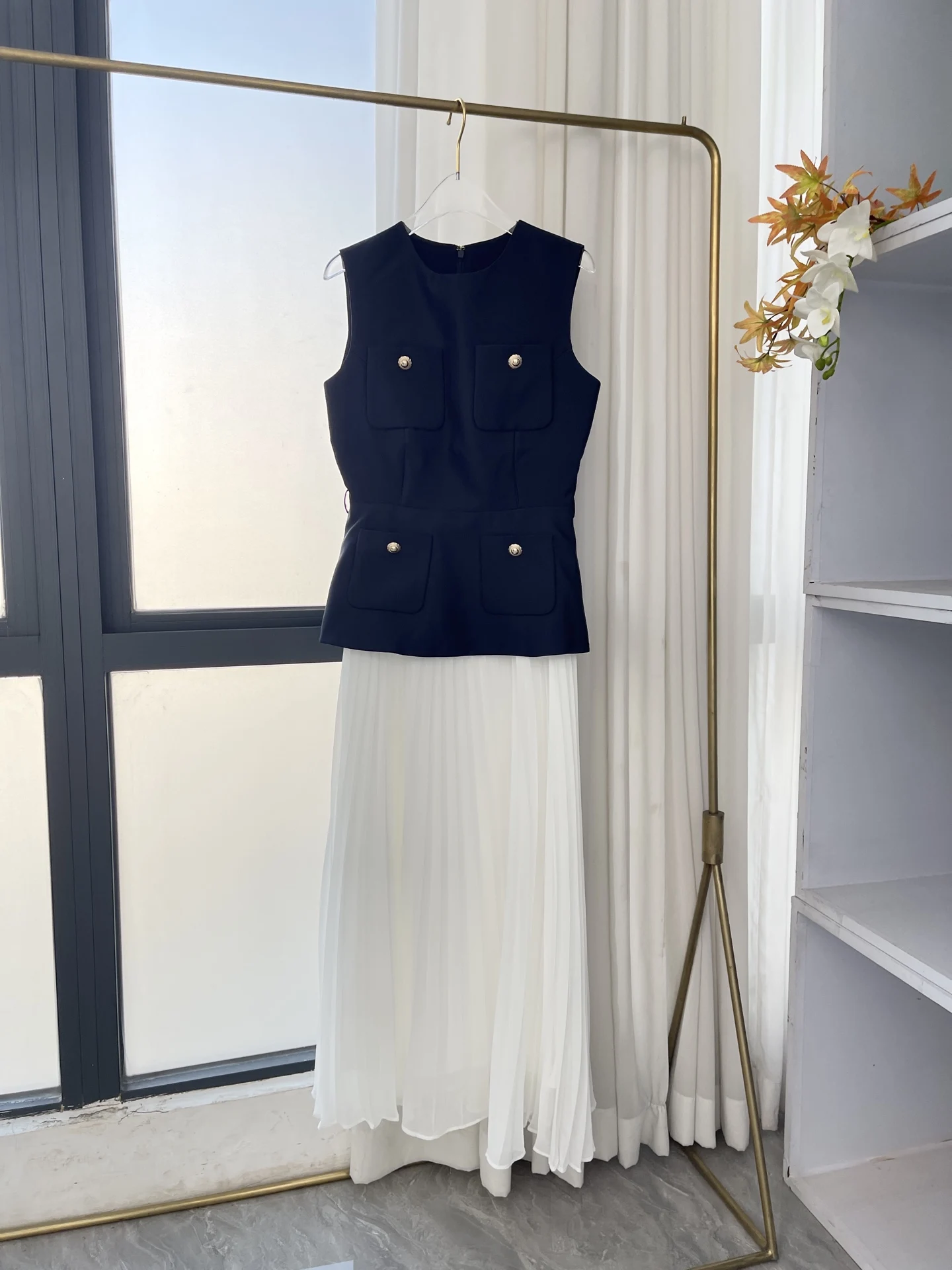 2025 Novo vestido midi preto sem mangas tweed plissado para mulheres