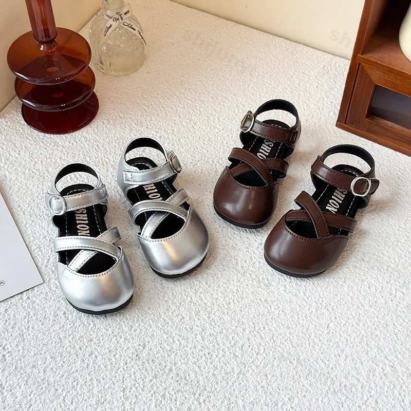 

Лаконичные однотонные модные детские сандалии, новинка лета 2025 г., универсальная удобная повседневная обувь для девочек, дышащая обувь на плоской подошве с полыми отверстиями