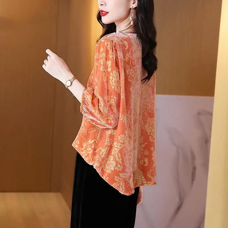 

2025 Autumn Winter New Style Rich Lady Round Neck Loose Temperament Gold Velvet Top Ladies Lantern Sleeve Top