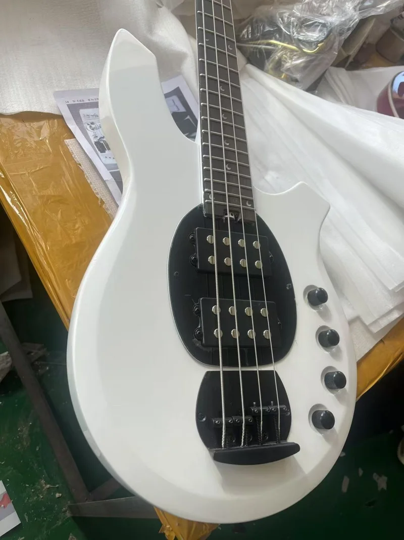

Гитарная фабрика экспорт полностью белого 4-струнного бас-гитара, накладка из палисандра, черная фурнитура, активная электроника, бесплатная доставка