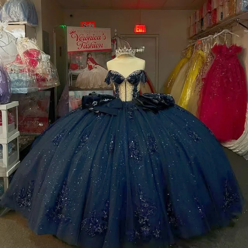 Abiti Quinceanera blu scuro lucidi personalizzati con spalle scoperte applique con paillettes stratificazione Coda lunga Fiocco Vestido De 15 Quinceanera