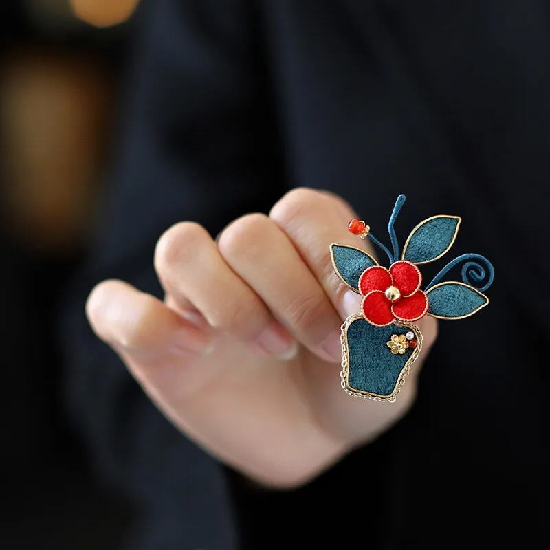 Chinese Style Velvet Flower Vase Brooch Elegant Lucky Auspicious Pin For Sweater Coat Blazer Women Retro Artistic Jewelry Gift