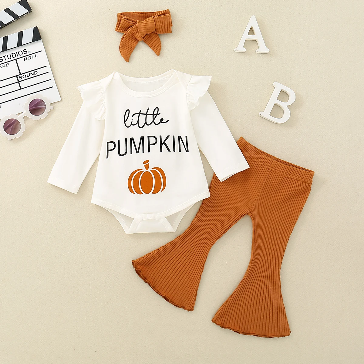 

Весенне-осенний комплект для девочки: комбинезон с принтом тыквы, длинными рукавами и пышными рукавами, брюки и шарф (три предмета)