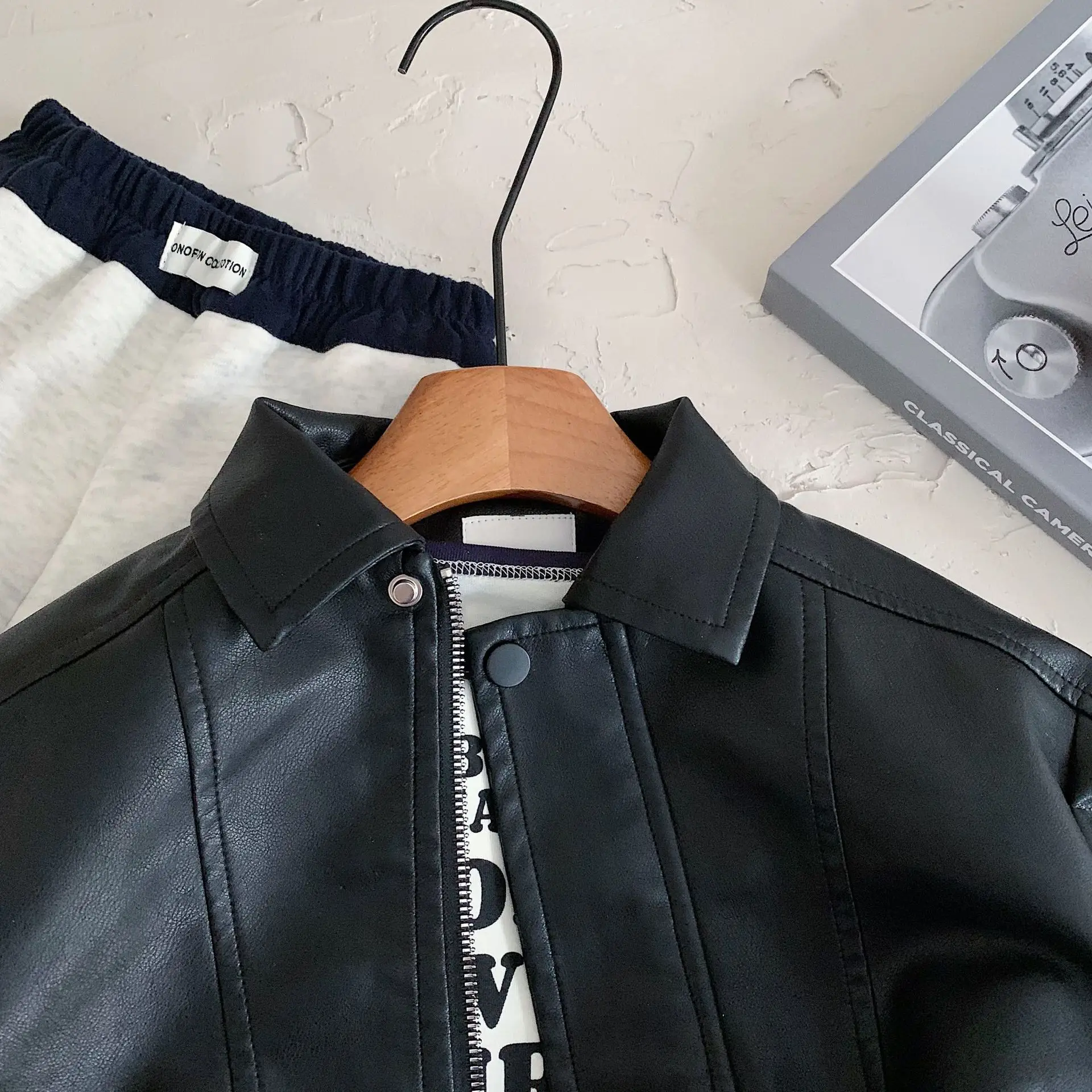 Frühling Herbst Neue Mädchen Jungen Lederjacke Einfarbiger Revers Schicker Motorrad-Reißverschlussmantel für 2-8 Jahre alte Kinder Modische PU-Oberbekleidung – Detail 10